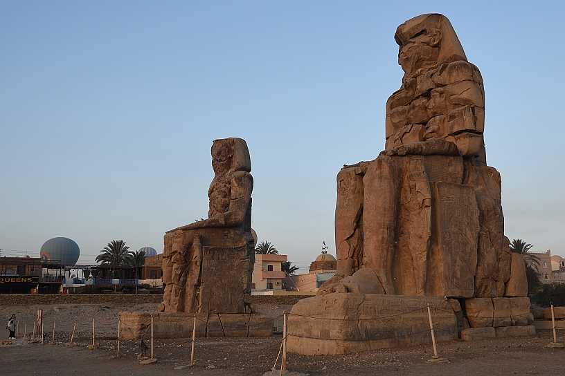 05 MAK_5914.jpg - I colossi di Memnone sono due enormi statue gemelle di pietra del faraone Amenofi III. (1400/1390 a.C. circa – 1350 a.C. circa) Si chiamano così perché dopo un terremoto nel 27 a.C. una statua si ruppe, emettendo un suono all'alba dovuto all'aria che passava nelle fessure. I Greci e poi i Romani, credettero che fosse la voce di Memnone, figlio della dea dell'Alba, che salutava la madre.